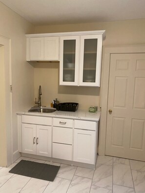 Réfrigérateur, micro-ondes, four, cafetière/bouilloire