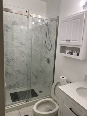 Ensemble douche/baignoire, serviettes fournies, savon, papier toilette