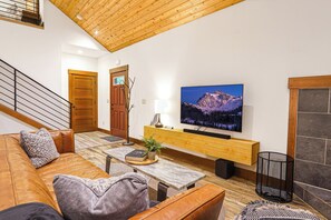 Smart-tv, een open haard en een dvd-speler