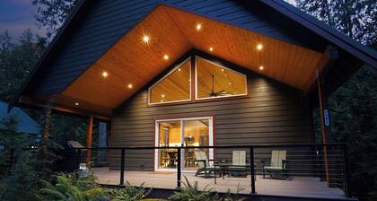 Your Mountain Oasis Awaits: Light the fire, soak in the Hot Tub, warm up in the Sauna, bring Fido