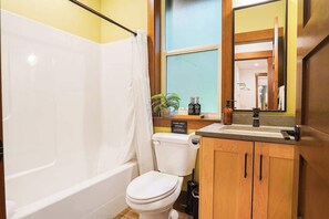 Een douche, een haardroger, shampoo