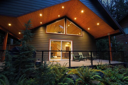 Your Mountain Oasis Awaits: Light the fire, soak in the Hot Tub, warm up in the Sauna, bring Fido