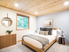 3 bedrooms, desk, iron/ironing board, free WiFi