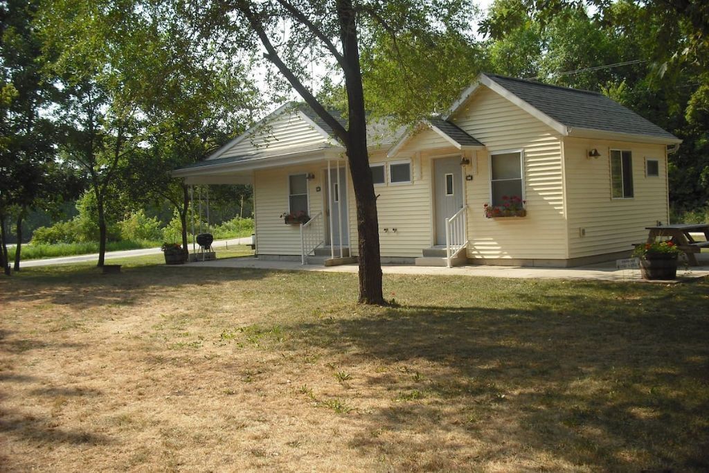 Cozy Cottage 2 on Lake Road