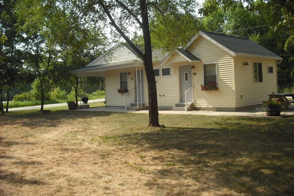 Cozy Cottage 2 on Lake Road