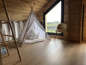 4 bedrooms, iron/ironing board, travel cot, free WiFi