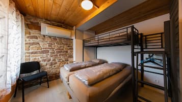 4 habitaciones, tabla de planchar con plancha y cuna de viaje