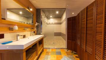 Shower, jetted bath, hair dryer, towels