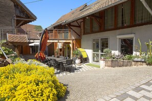Outdoor dining - Le Noyer Romantic lodging with private spa (Osenbach)