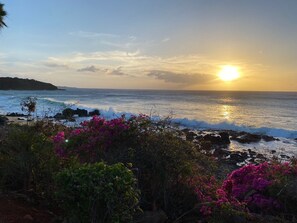 Vlak bij het strand, ligstoelen aan het strand, strandlakens