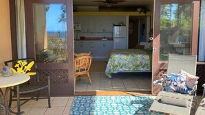 A small, open-plan living space with a kitchen, a dining area, and a bedroom. - West Molokai. Remote and Private. Hawaii's best. Ocean view Watch the Whales (Maunaloa)