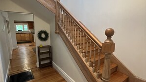 Un escalier en bois, doté d’une rampe, menant à un niveau supérieur.