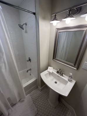 Ensemble baignoire-douche, papier de toilette
