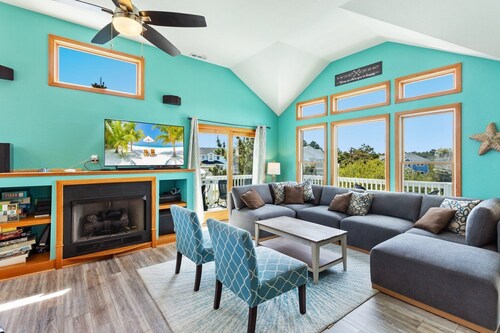 Shellous: 7BR w/ Pool, Hot Tub, Dog Walk to Beach