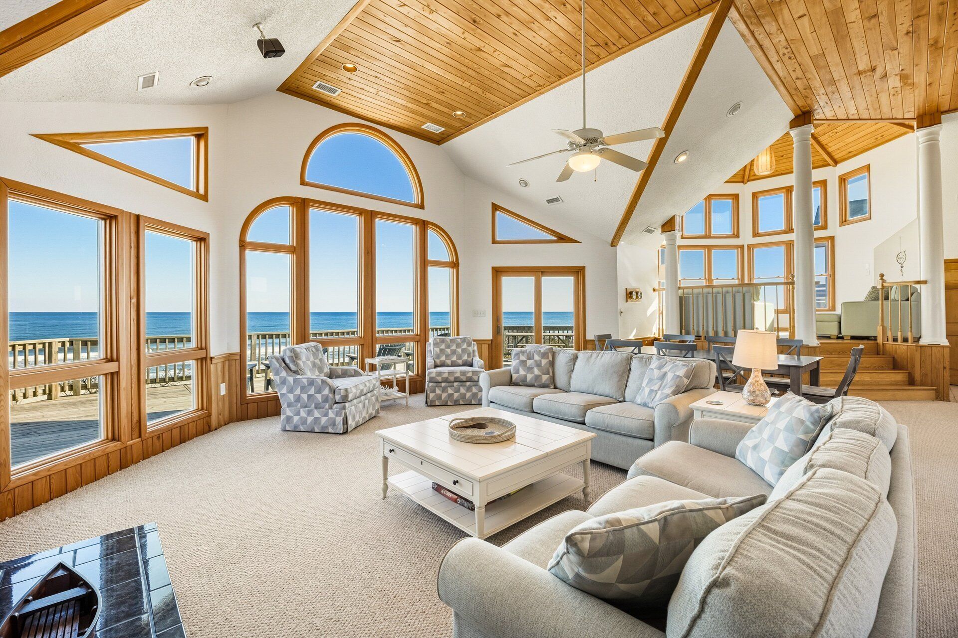 Télévision, cheminée, lecteur de DVD, table de tennis de table