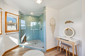 Combined shower/bathtub, jetted bath, towels - Sea Spirit OBX Dog Friendly Oceanfront HotTub (Corolla)