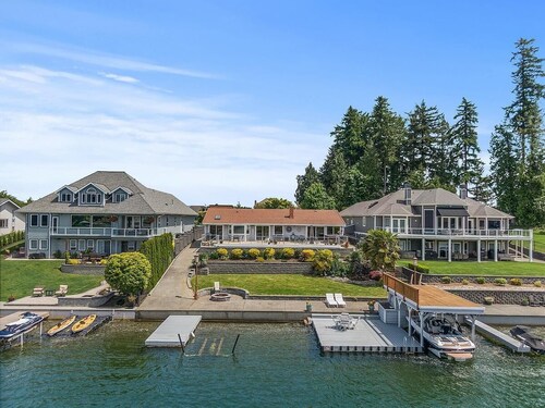 The Red Roof At Lake Tapps ~ Waterfront & Huge Deck