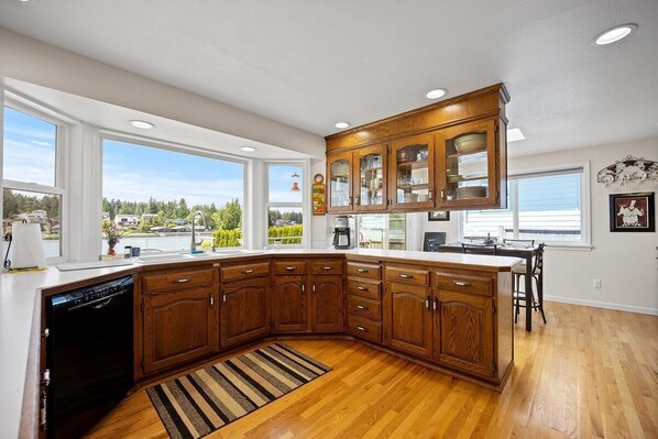 ثلاجة، ميكروويف، فرن، موقد طهي مسطح