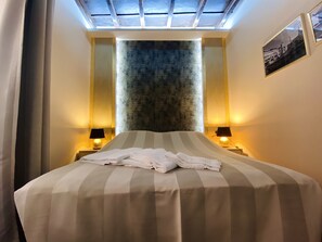 Ropa de cama de alta calidad, cubrecamas y minibar 