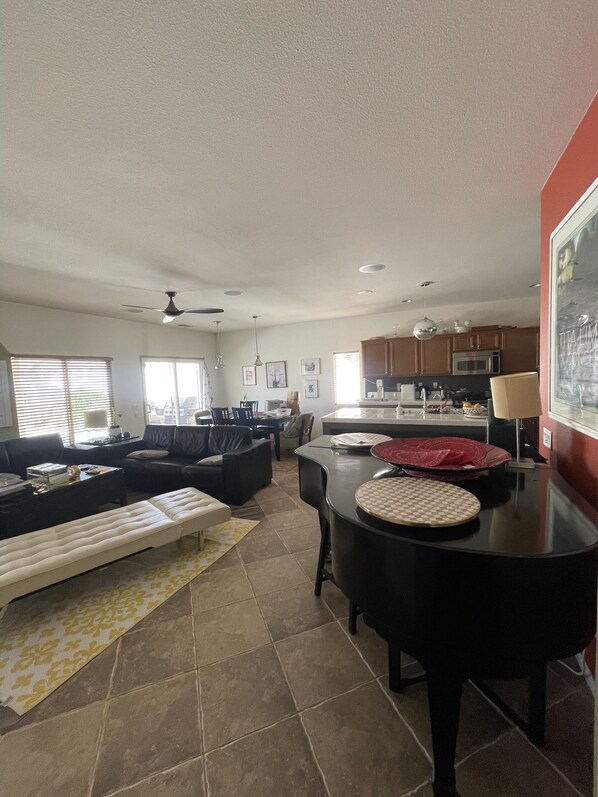 Living area - Desert Get away , very safe , quiet and gated community , with 2 pools /garden , (Desert hot springs)