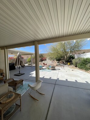 Terrace/patio - Desert Get away , very safe , quiet and gated community , with 2 pools /garden , (Desert hot springs)
