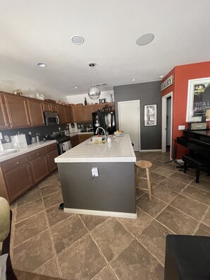 Private kitchen - Desert Get away , very safe , quiet and gated community , with 2 pools /garden , (Desert hot springs)