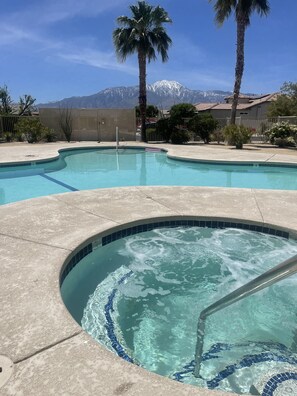 Pool - Desert Get away , very safe , quiet and gated community , with 2 pools /garden , (Desert hot springs)