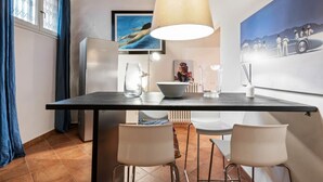 Una cucina moderna con tavolo, sedie e opere d'arte alle pareti.