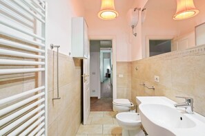 Dusche, Haartrockner, Bidet