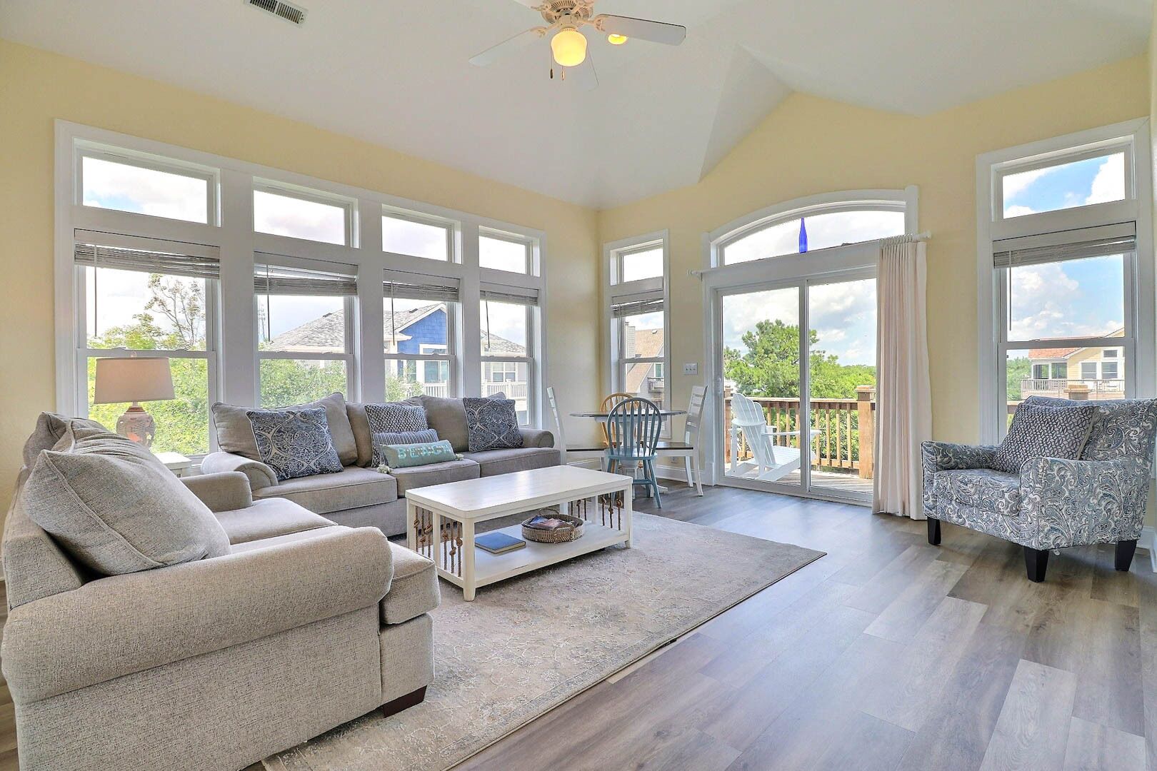 Televisión, reproductor de DVD, futbolito y estéreo 