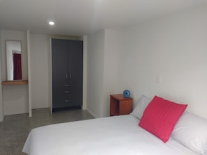 1 chambre, fer et planche Ă repasser, Wi-Fi gratuit, draps fournis