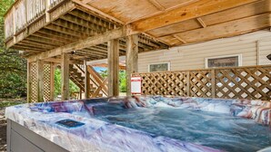 Un jacuzzi con terraza de madera y zona cubierta.