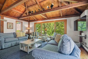 TV, offices - Steps to Freshwater Beach Kayaks Sauna! (Brewster)