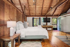 5 bedrooms, iron/ironing board, WiFi, bed sheets