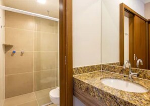 Douche, serviettes fournies, papier de toilette