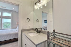 6 bedrooms, iron/ironing board, free WiFi, bed sheets