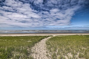 Beach nearby - Coastal Oregon Retreat w/ Grill: 11 Mi to Astoria! (Warrenton)