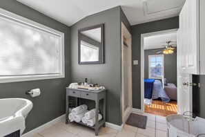 4 عدّة غرف نوم وخزنة داخل الغرفة ومكواة/لوح كي وواي فاي مجانًا