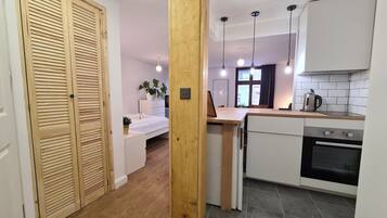 Kylskåp, ugn, spishäll och kaffe- och tebryggare