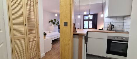 Fridge, oven, stovetop, coffee/tea maker