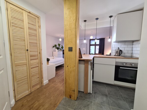 Kühlschrank, Ofen, Herdplatte, Wasserkocher mit Kaffee-/Teezubehör