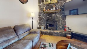 Flachbildfernseher, Kamin, DVD-Player