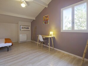 5 bedrooms, iron/ironing board, WiFi, bed sheets