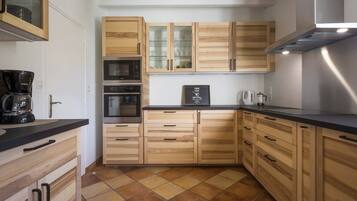 Een koelkast, een microgolfoven, een oven, een vaatwasser