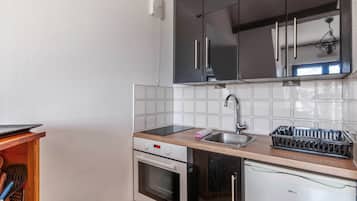 Een koelkast, een microgolfoven, een oven