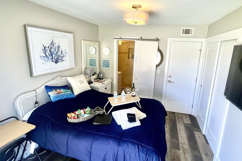 Serene Del Mar Beach Private Entrance 1 BD 1 BA Suite.