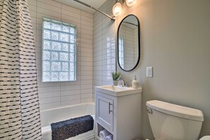 Amenidades de baño gratuitas, secadora de cabello, piso con calefacción 