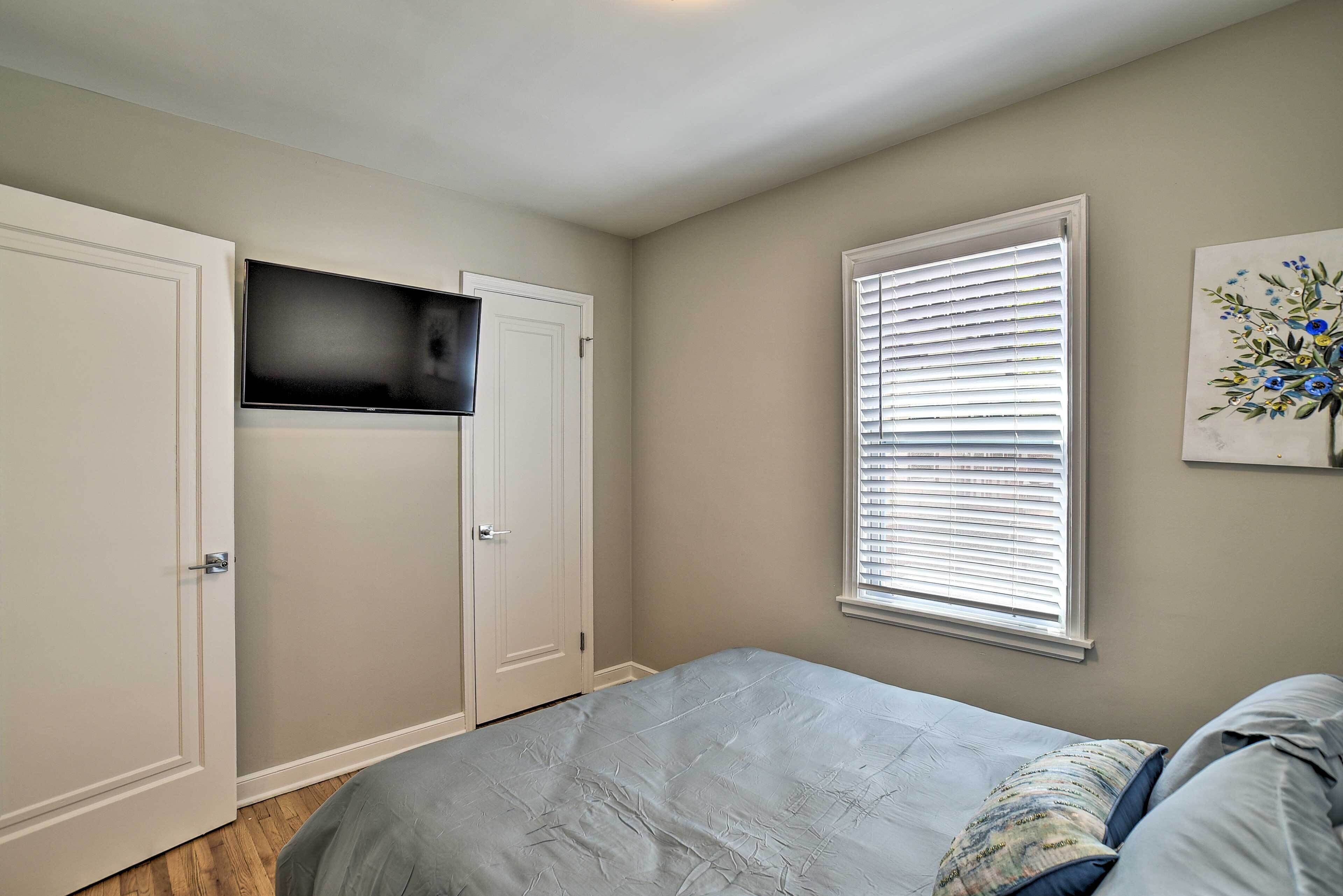 Cozy Home: WiFi, Parking, 5 Mi to Dtwn Mpls!