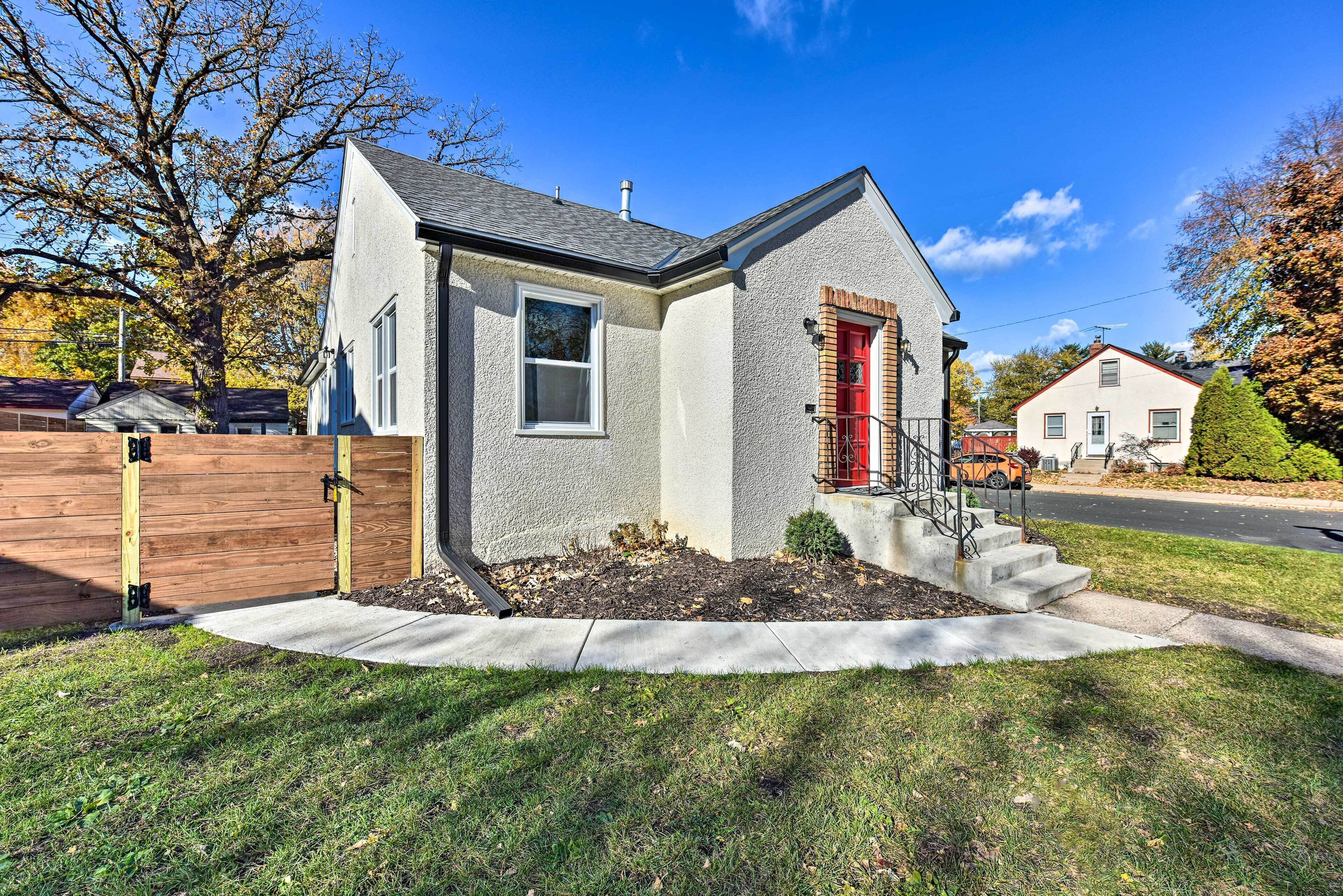 Cozy Home: WiFi, Parking, 5 Mi to Dtwn Mpls!