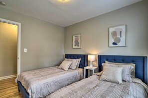 2 bedrooms, hypo-allergenic bedding, iron/ironing board, travel cot - Cozy Home: WiFi, Parking, 5 Mi to Dtwn Mpls! (Minneapolis)